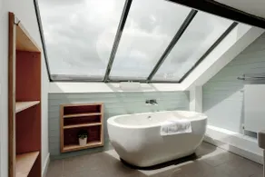 Harbourside Luxury Apartment - Image 5