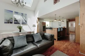 Harbourside Luxury Apartment - Image 2
