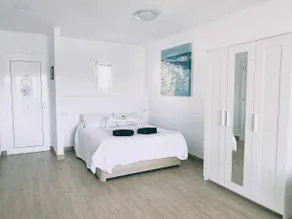 Apartamento vacacional con terraza | Vistas a la playa - Image 3