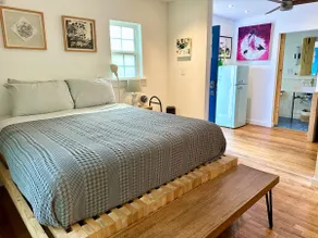 Modern Bungalow, Art Filled Studio - Image 4