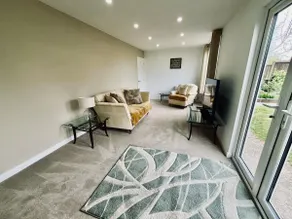 Detached 6 bedroom family house with Sky TV - Image 2