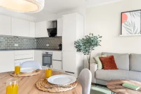 Central & Quiet Parkside Apartment + Free Parking - Image 5