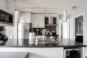 Gorgeous Views! Parking high floor. Licensed AC - Image 4