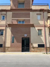 New and well-located apartment. - Image 4