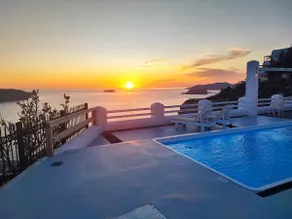 ”The Cliff Reflections” queen room with sea view - Image 3