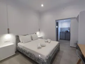 ”The Cliff Reflections” queen room with sea view - Image 2