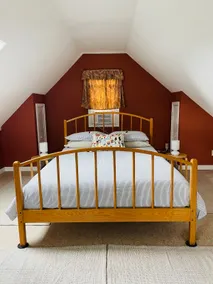 Sunny carriage house apartment - Image 3