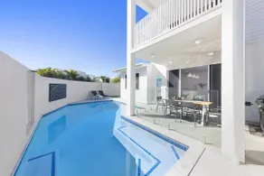 Waves Beach House - Image 3
