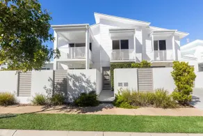 Waves Beach House - Image 2