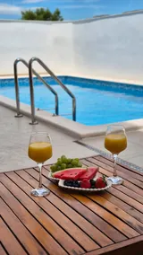 Apartment with private swimming pool - Image 4