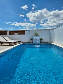 Apartment with private swimming pool - Image 2
