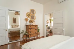 Cozy Ktown Retreat: Free Parking + Foodie Paradise - Image 4