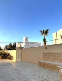 Beachfront villa with a big terrace - Image 5