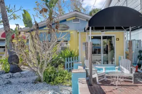 Lemon Cottage Steps from Beach - Image 2