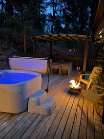 Cozy Vernon Cabin - Private Hot Tub & Deck - King - Image 2