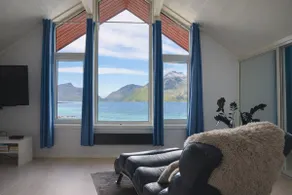 Modern seafront cabin with sauna 8 mins to Leknes - Image 2