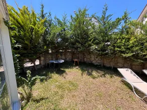 Centrally Located Spacious Villa with Large Garden - Image 4