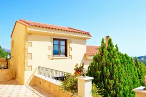 Merveilleuse villa entièrement équipée avec jardin, barbecue et terrasse | Vue montagne - Image 2