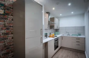 2 Bedroom City Centre Apartment Free Secure Parking - Image 5