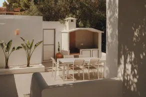 A calm haven in Les Rotes with ocean views - Image 2