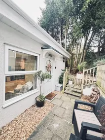 Lovely modern detached studio annexe-Free Parking - Image 3