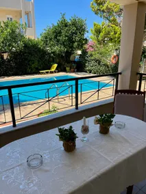 Mike's apartment & pool - Image 4