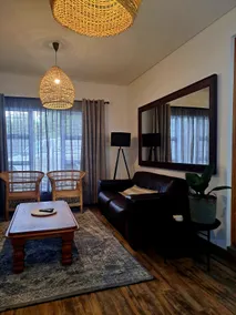 City Oasis - Private Cottage/share Pool and Garden - Image 4