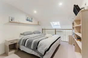 MAGNIFICENT 2 LEVEL LOFT RANDWICK GUESTHOUSE - Image 3