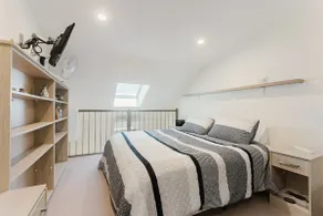 MAGNIFICENT 2 LEVEL LOFT RANDWICK GUESTHOUSE - Image 4