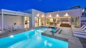 Villa Blu - Indoor Heated Pool, Sauna & Games Room - Image 4