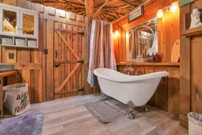 Lone Wolfe Cabin, Hocking Hills *pet friendly* - Image 2