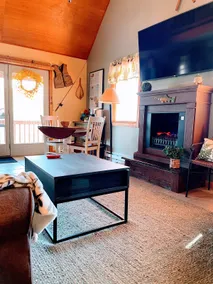 Mountain Getaway! | Hot Tub | King Bed | Vet Owned - Image 3
