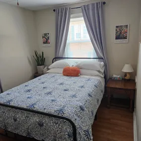 Cozy apartment minutes from lake - Image 2