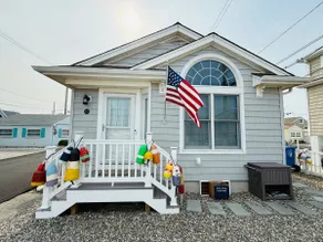 Bright Beach Cottage: includes linen and badges! - Image 2