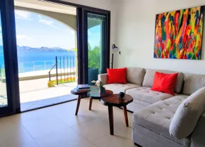 Flamingo Bliss: Ocean-View Condo in Luxury Complex - Image 2