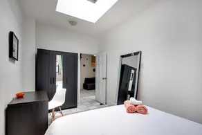 Charming 3 BR Escape in prime Manhattan location - Image 2