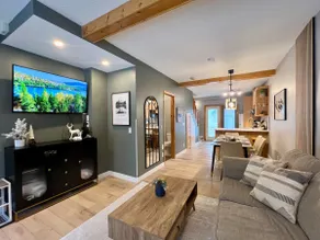 Newly Renovated/2BR Townhouse/KingBed/@Banff Gate - Image 2