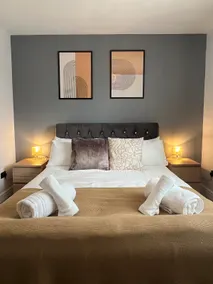The Place with king beds, Ensuite Bathrooms, Close to Airport and Free Parking - Image 3