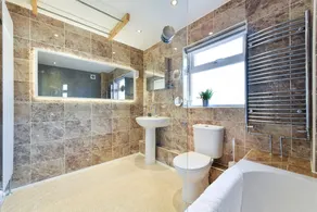 4Bed House Near Nottingham - Image 4