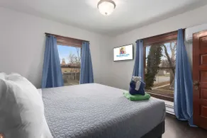 Spacious Home_ 5BR|KingBeds|FencedYard_Olathe - Image 3
