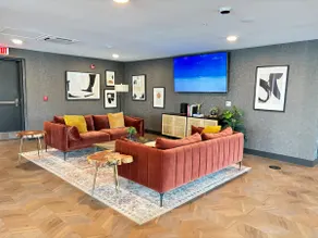 Apartment w/Pool+Gym + Free Onsite Parking - Image 4
