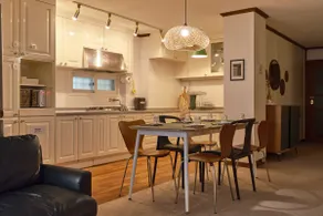[Special Offer] Popular Dong-in-dong / Spacious Living Room / 3 Bedrooms / Up to 10 People / 4 Queen-Size Beds - Image 2