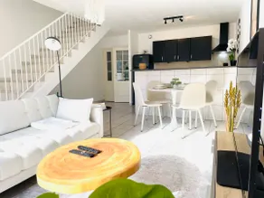 Bright home, private outdoor space• 10 min beaches - Image 4