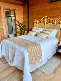 Bali Cabin: Fireplace, bathtub, lagoon view. - Image 2