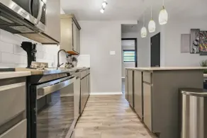 Beautiful Contemporary Suite #16 - Image 5