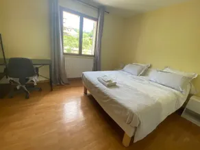 Entire place has 2 bedrooms - Image 2