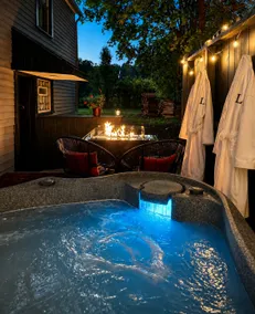 Romantic Moody Suite Private Hot Tub - Image 4