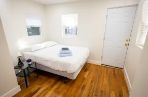 Modern 6 Bedroom 3 full bath steps from train - Image 5