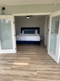 Breathtaking Lakefront Glass Cottage - Image 4