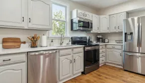 Family Friendly 3-BR Bungalow near Attractions - Image 5